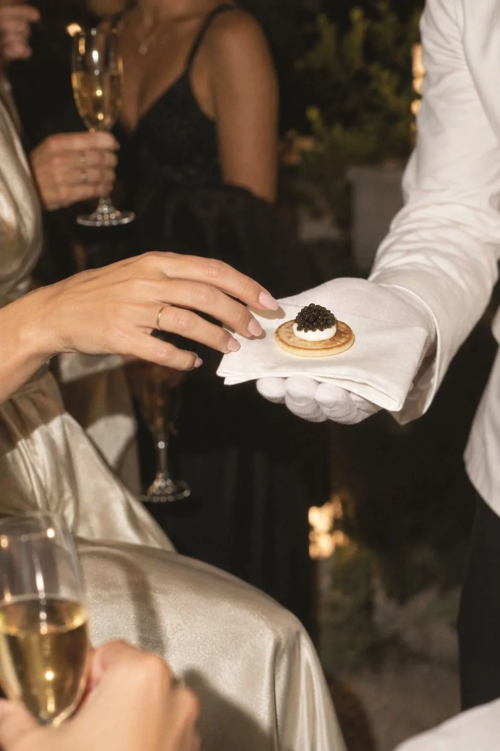 Caviar Passing: Blini mit Kaviar auf einer Serviette bei einem Abendempfang auf Mallorca