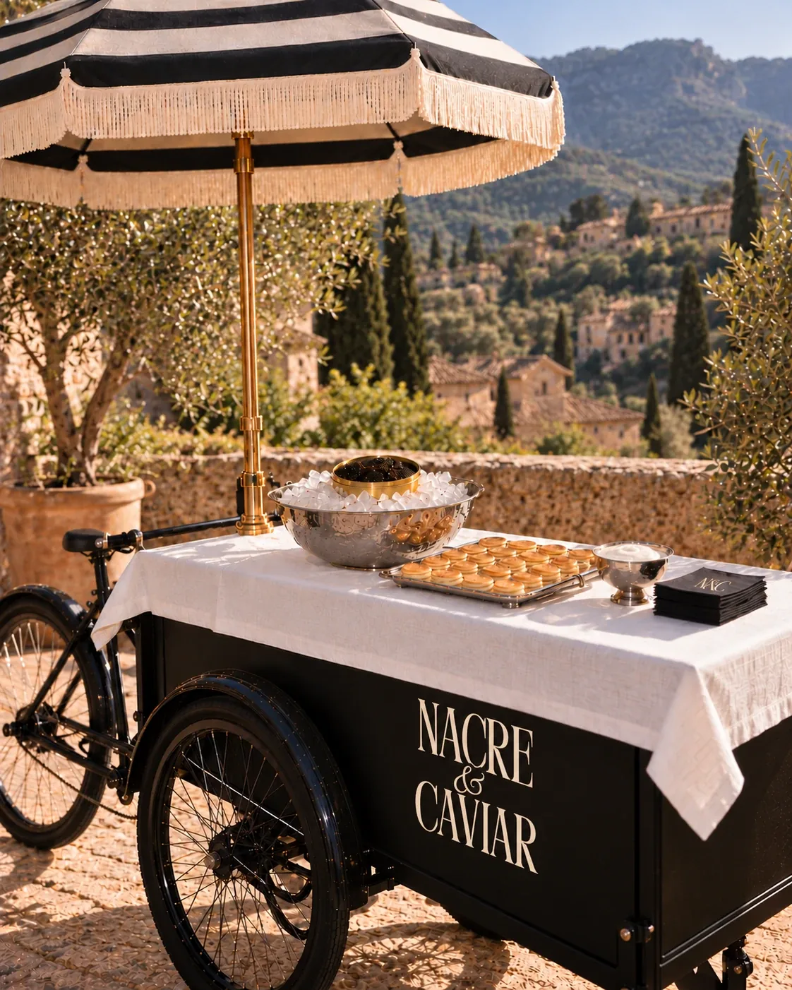 Der Caviar Cart von Nacre & Caviar auf einer mediterranen Terrasse auf Mallorca