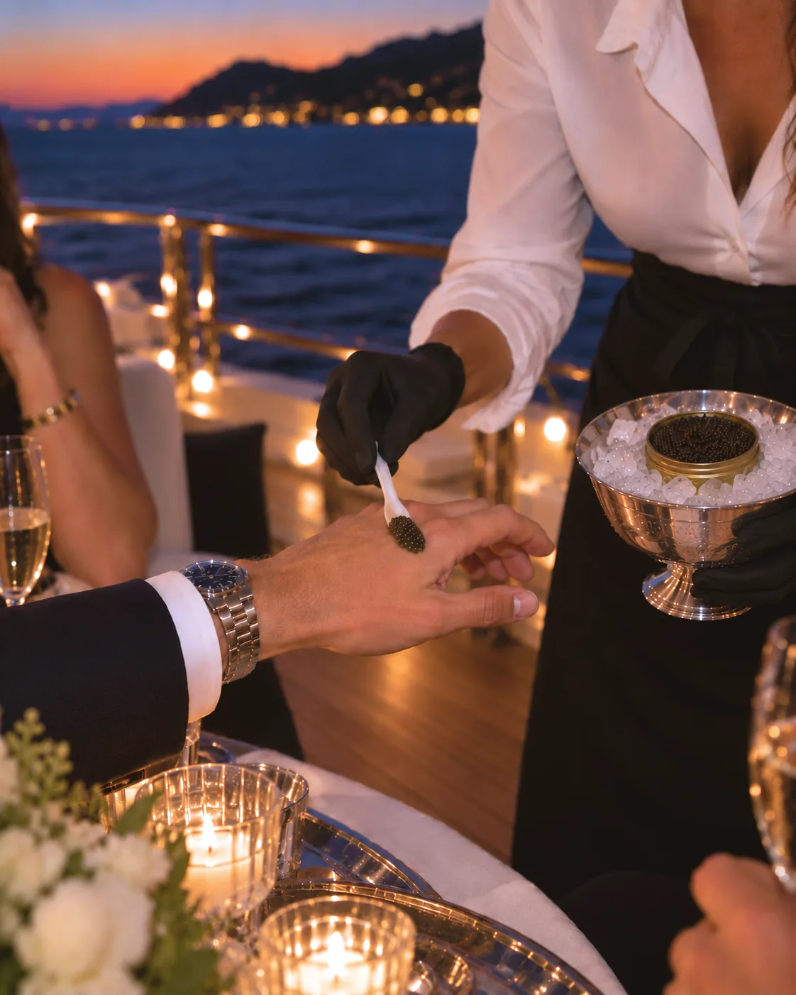 Kaviarservice auf einer Yacht bei Sonnenuntergang auf Mallorca